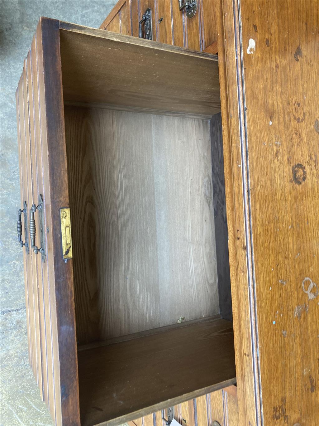 An Edwardian walnut eight drawer chest, width 122cm depth 57cm height 119cm